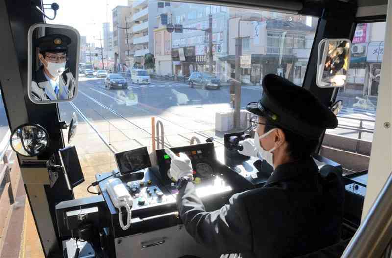 熊本市電の新型車両の運転席＝23日、熊本市中央区