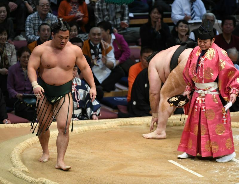 平成28年九州場所２日目、新入幕の石浦は臥牙丸戦勝利の懸賞金を白鵬にプレゼント