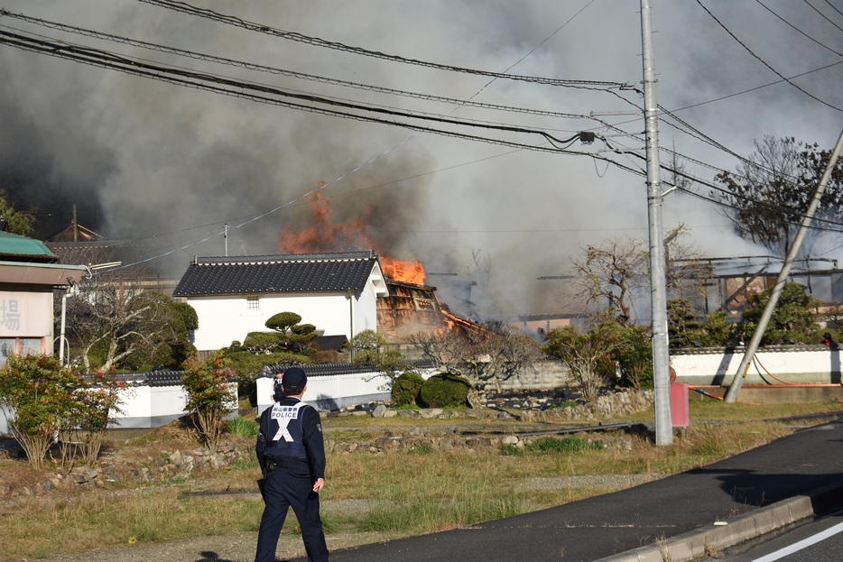 炎と煙を上げる民家=岡山県美作市で