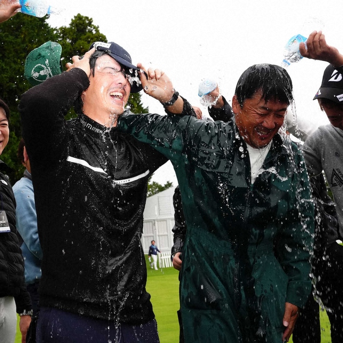 ＜三井住友VISA太平洋マスターズ・最終日＞優勝し手荒い祝福を受ける石川遼（左）（撮影・西尾　大助）