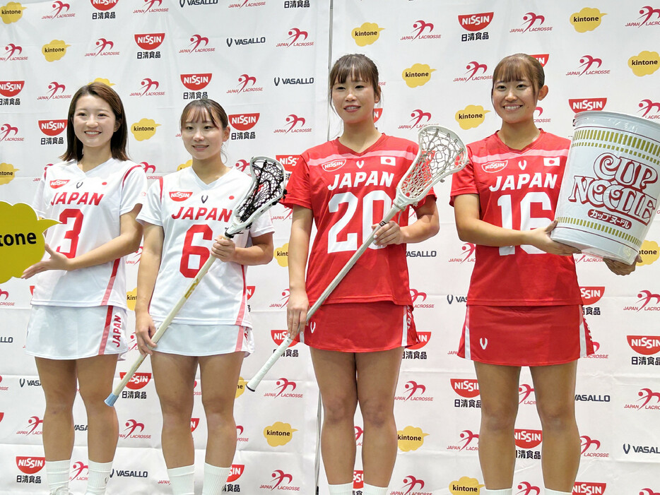 日本ラクロス協会は１２日、来年１月のアジア・パシフィック選手権（オーストラリア）に出場する日本女子代表を発表した。写真は、記者会見した小林遥佳主将（右から２人目）ら＝東京都江東区