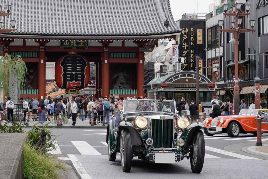 1949年製MG TCが浅草を駆け抜ける