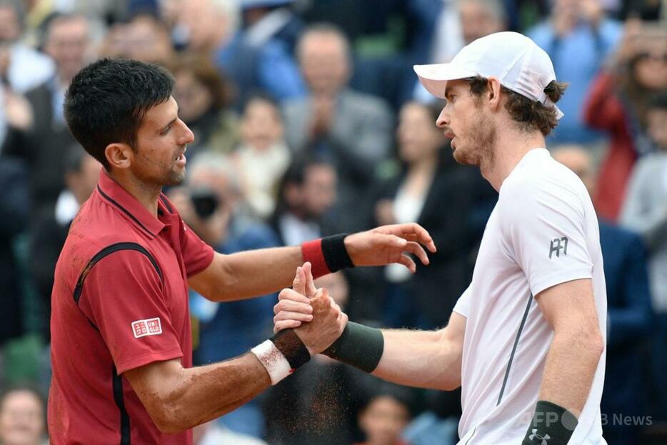 2016年の全仏オープンテニス、男子シングルス決勝で対戦したノバク・ジョコビッチ（左）とアンディ・マレー（2016年6月5日撮影）。【翻訳編集】 AFPBB News