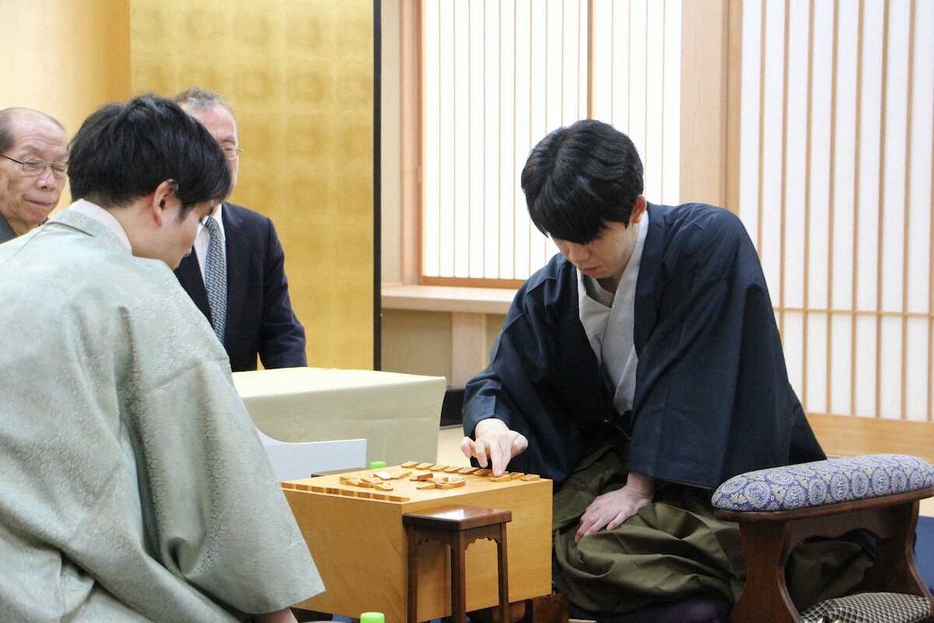 竜王戦第5局1日目に臨んだ藤井聡太竜王（日本将棋連盟提供）