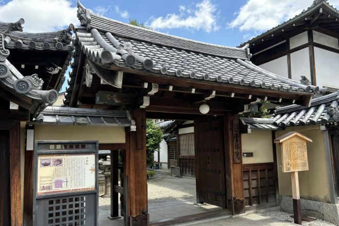 京都市北区の雲林院。『枕草子』では賀茂祭でこのあたりに物見車が立ち並んだようすが、また、『源氏物語』では光源氏がこもったというお話がつづられています＝水野梓撮影