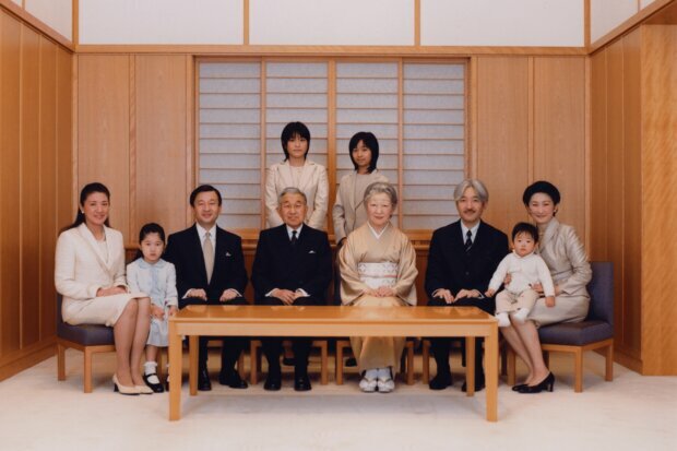 2008年の元日に公開された天皇ご一家（当時）の写真。中学生の佳子さまにとって、祖父母と過ごす時間は安心できるひとときだったという