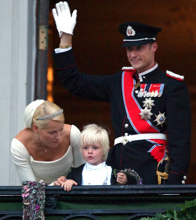 メッテ＝マリット王太子妃と息子のマリウス、ホーコン王太子。（オスロ、2001年8月25日）photography: Getty Images