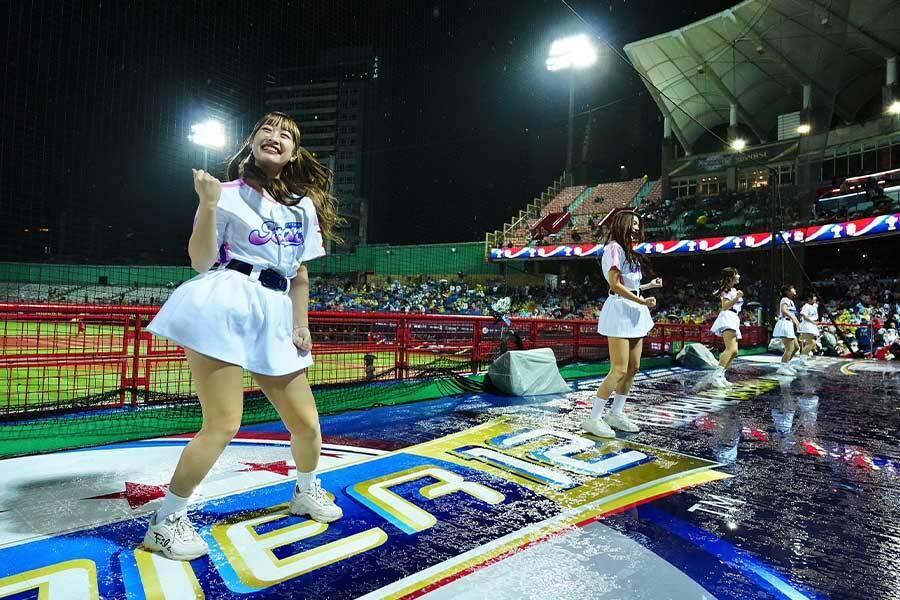 雨の日本―キューバ戦で観客を盛り上げる台湾チアリーダーたち【写真：小林靖】