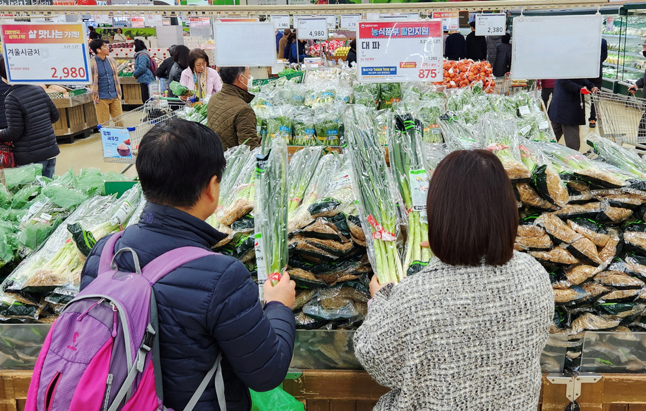 　１１月２０日、国際通貨基金（ＩＭＦ）は韓国は経済活動を支えるため金融政策の正常化を継続すべきとの見方を示した。ソウルの市場で３月撮影（２０２４年　ロイター／Kim Daewoung）