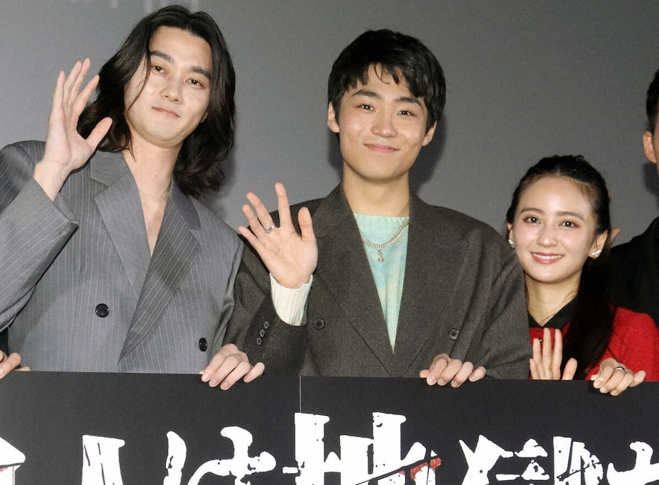 映画「他人は地獄だ」の公開記念舞台あいさつを行った（左から）栁俊太郎、八村倫太郎、岡田結実