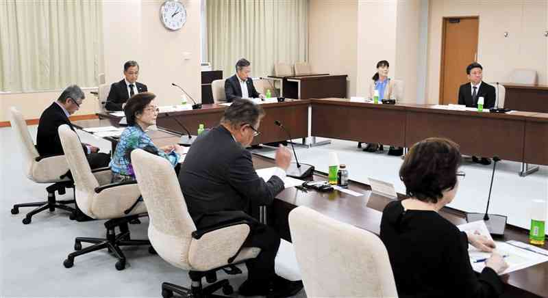 熊本市中心市街地の客引き対策について協議した審議会＝13日、市議会棟