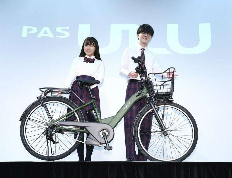 ヤマハが発表した通学向けの新型電動アシスト自転車「PAS　ULU」を前に記念撮影に臨む女優の稲垣来泉（左）と男性アイドルグループ「THE SUPER FRUIT」の小田惟真＝18日午後、東京都千代田区（斉藤佳憲撮影）