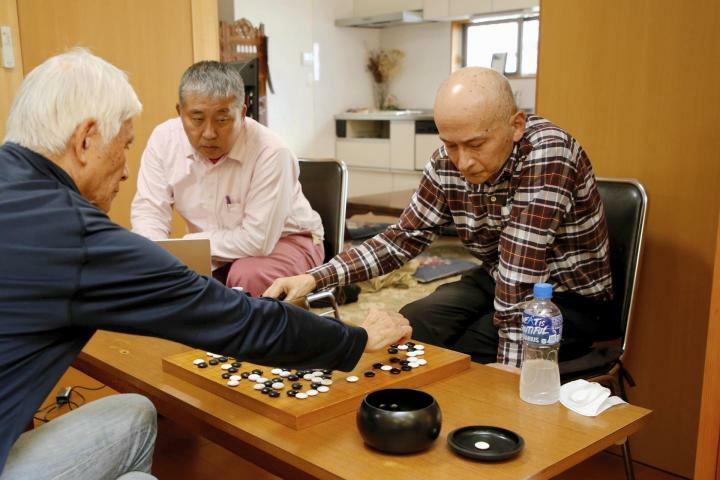 15度目の優勝を決めた松田昇二・六段（右）＝3日午後、松山市土橋町