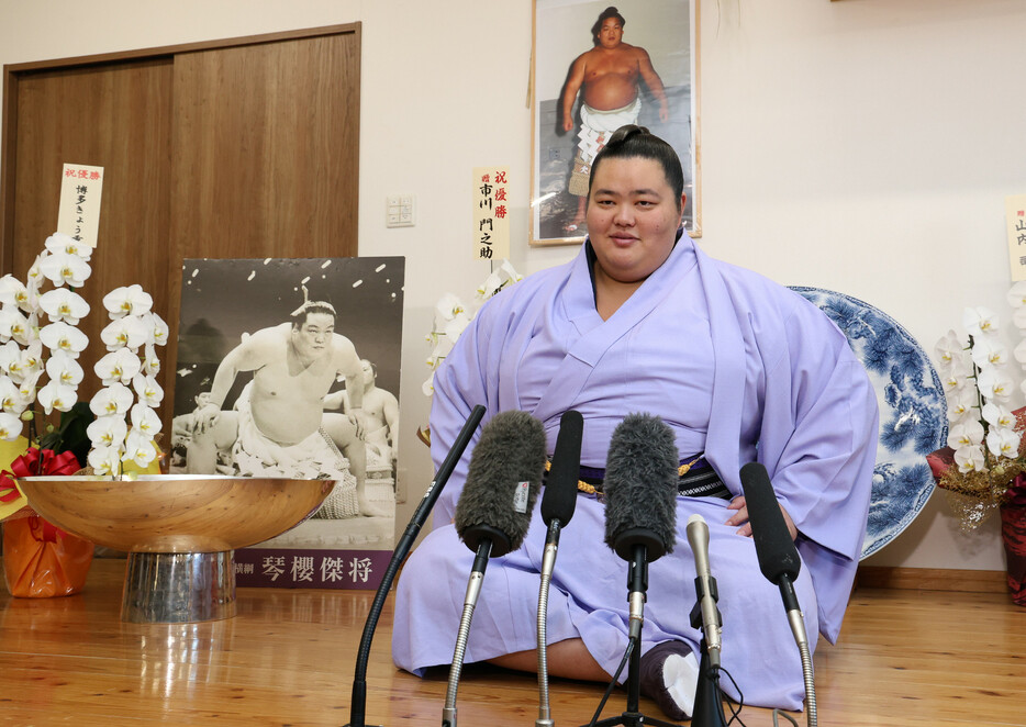 大相撲九州場所の優勝から一夜明け、記者会見する琴桜＝２５日、福岡市