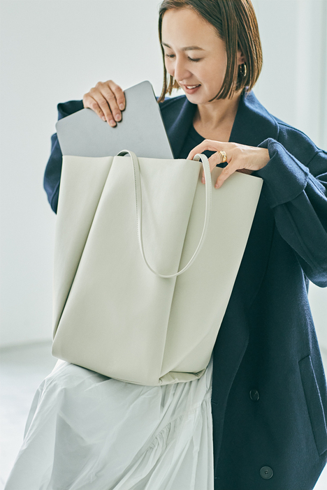 口がガバッと開き、しかも深さもマチもたっぷりあるから、仕事の日に欠かせないノートパソコンも余裕で入ります。