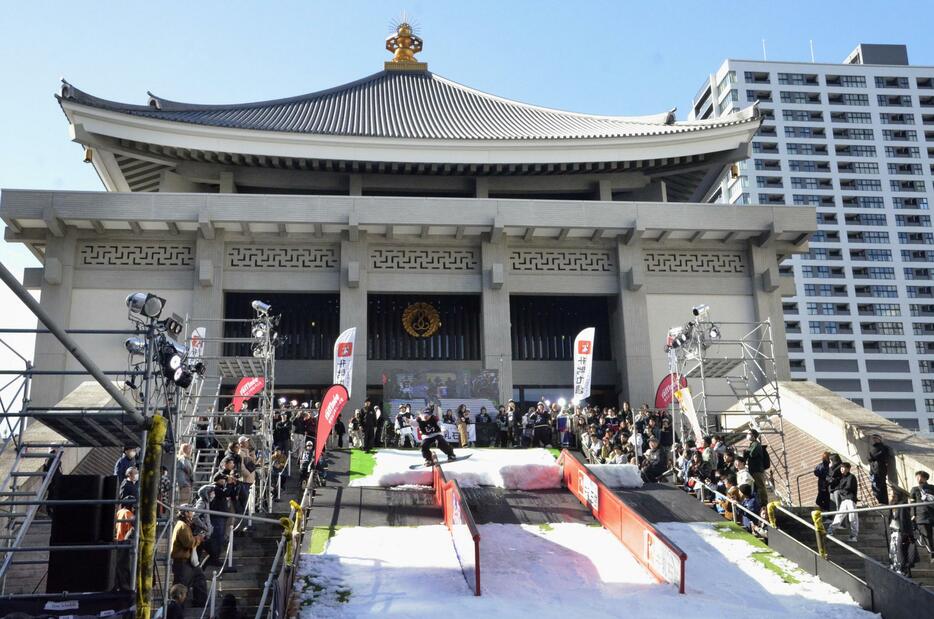 大阪市の本願寺津村別院で初開催されたスノーボードの新種目、レールの大会「カウデイ・ストリート」＝23日