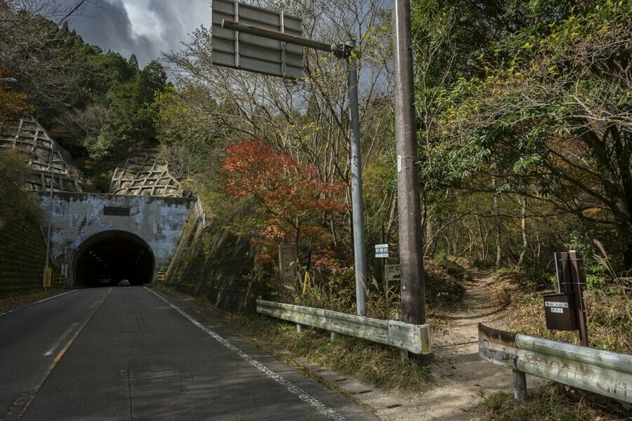 武平トンネルの脇にある、武平峠への登山口