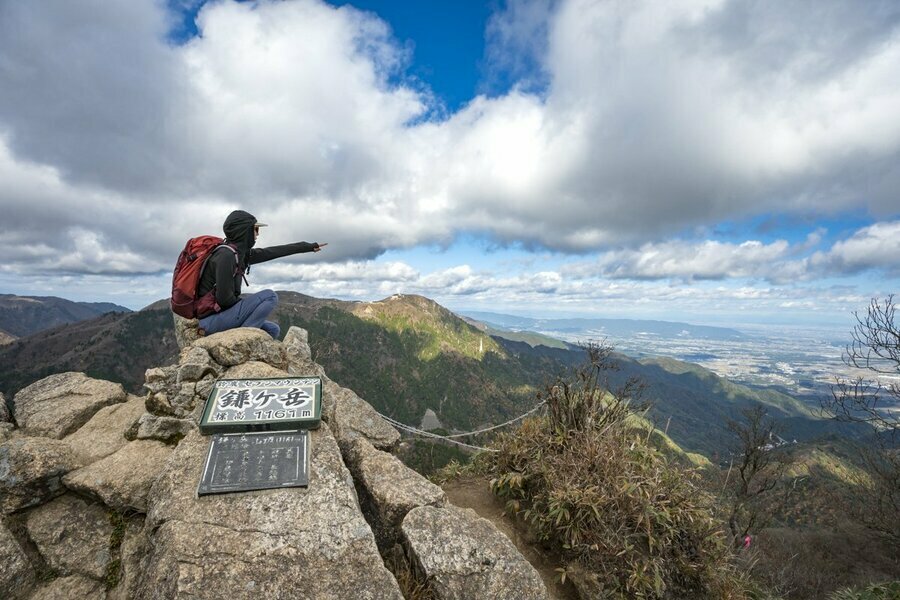 山頂北側の岩場にある山頂標識。短時間で登ってきたとは思えないほど、達成感もあります