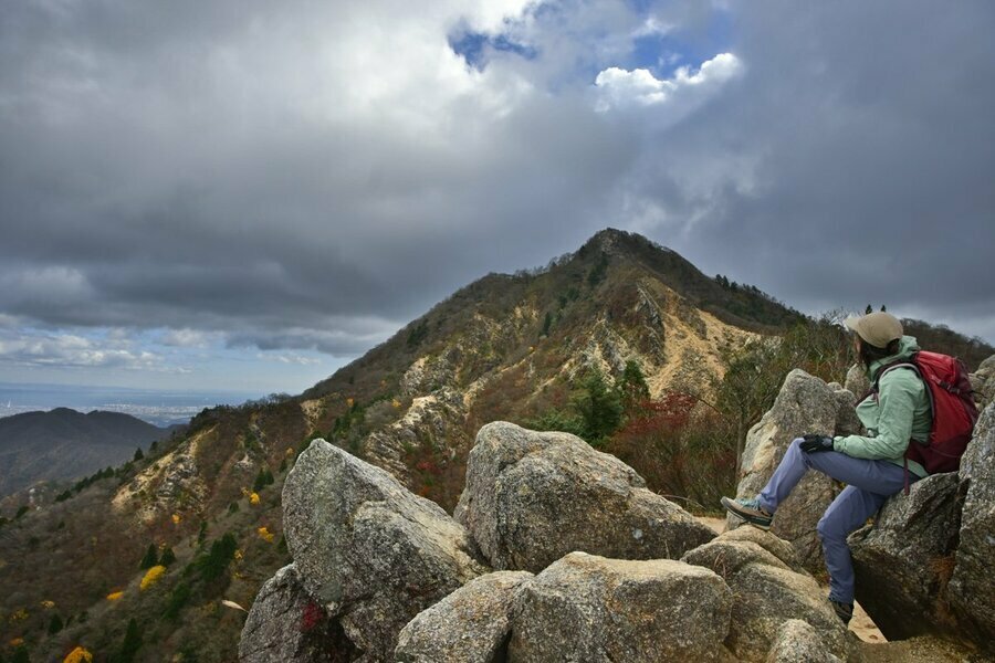 紅葉のピークが過ぎ、いよいよ晩秋の景色となってきた鎌ヶ岳。葉が散った山肌もまた美しいです（撮影：杉村航）