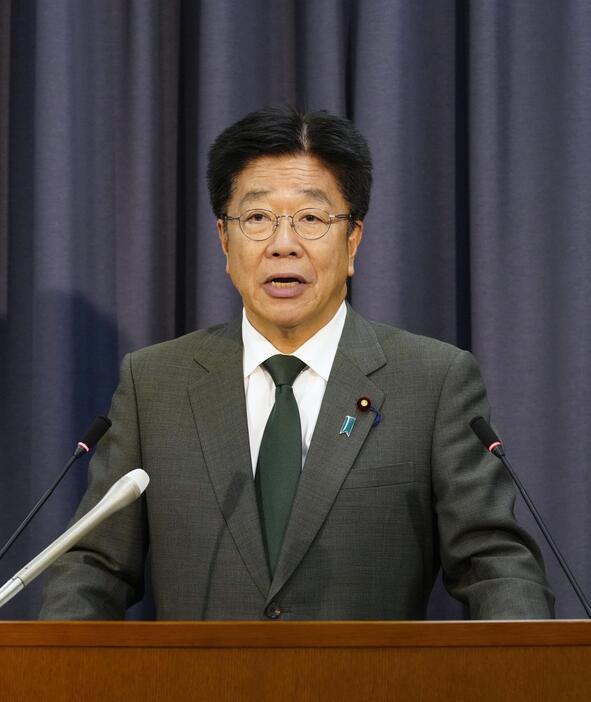 記者会見する加藤財務相＝29日午後、財務省