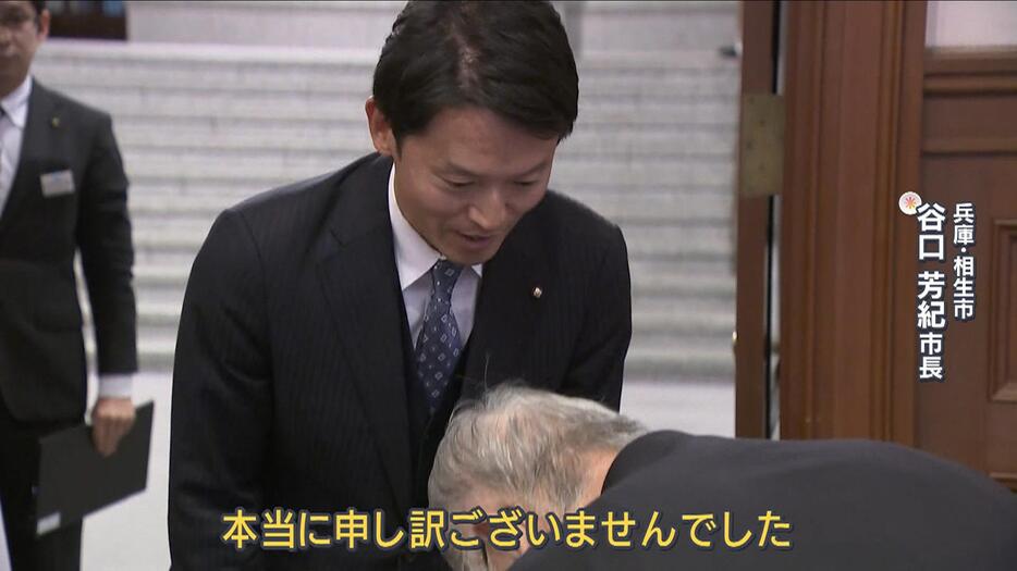 知事に深く頭を下げる谷口市長