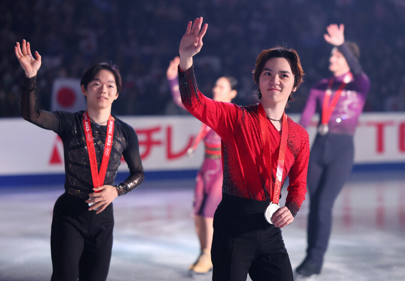 エキシビション来場者に北京五輪の銀メダルを披露する宇野昌磨（手前右）、鍵山優真（同左）、小松原美里（奥左）、小松原尊＝国立代々木競技場で2024年11月10日、猪飼健史撮影