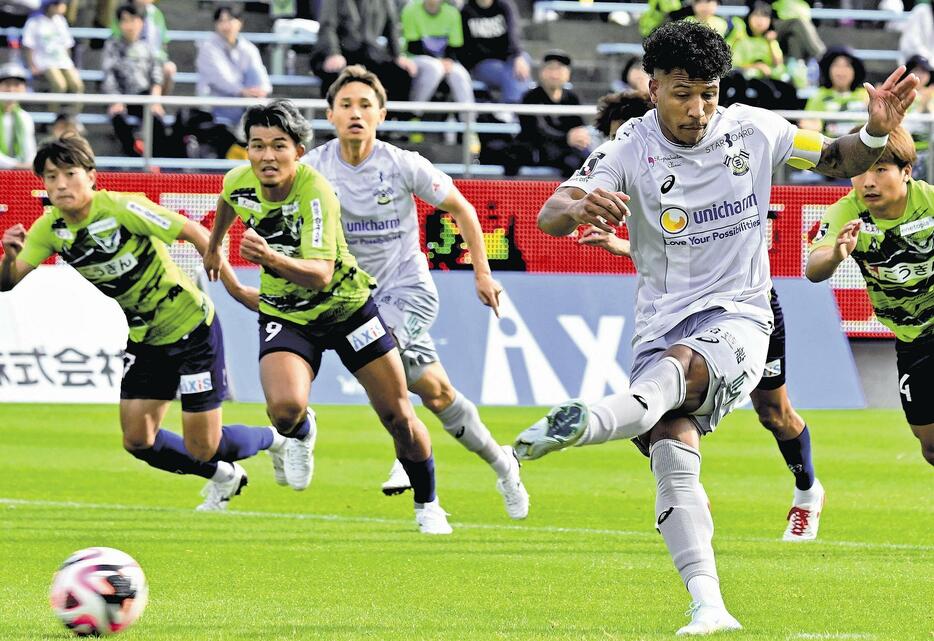 シュートを放つFC今治のヴィニシウス（鳥取市で）＝FC今治提供