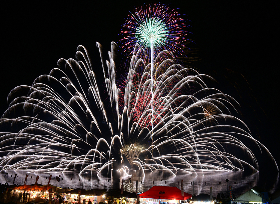 約3千発の花火が打ち上げられたやけうちどんと祭＝3日、鹿児島県宇検村湯湾