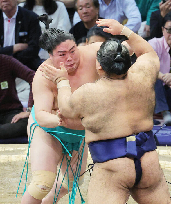 高安（手前）を押し出しで破った一山本（カメラ・朝田　秀司）