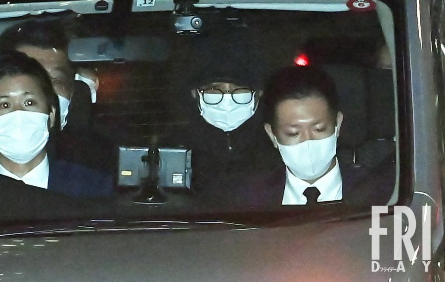 後部座席に座る小山容疑者は真っ黒なパーカーを目深に被っていた。目を伏せるようにして、渋谷署へ入っていった