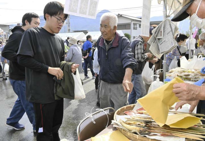 アユの塩焼きなどが人気を呼んだ「菅田清流グルメ祭り」