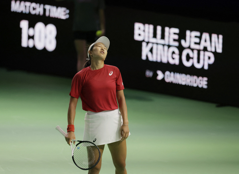 女子テニスの国別対抗戦、ビリー・ジーン・キング・カップ（ＢＪＫ杯）ファイナルズ（決勝大会）は１６日、スペインのマラガで準々決勝を行い、日本はイタリアに１勝２敗で敗れた。写真は内島萌夏（２０２４年　ロイター/Jon Nazca）