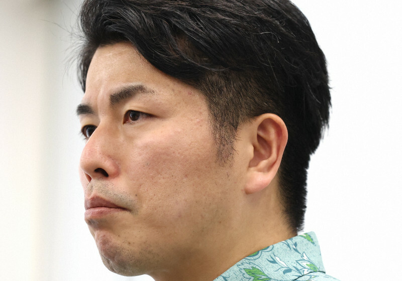 池袋暴走事故の飯塚幸三受刑者が死亡したことを受け、報道陣の取材に応じる遺族の松永拓也さん＝沖縄県西原町で2024年11月25日午後4時16分、喜屋武真之介撮影