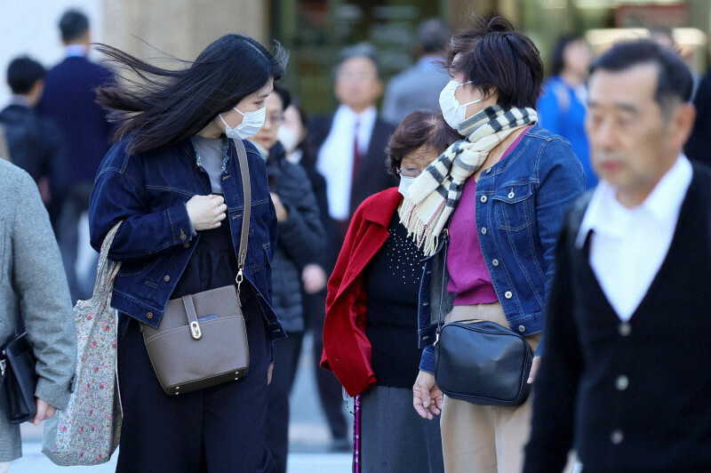 木枯らし1号が吹き、寒そうに歩く人たち＝東京都千代田区で2024年11月7日午後0時21分、宮武祐希撮影