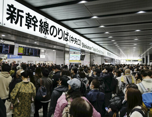 運転見合わせの影響で混雑する改札付近（２３日午前９時１分、ＪＲ新大阪駅で）