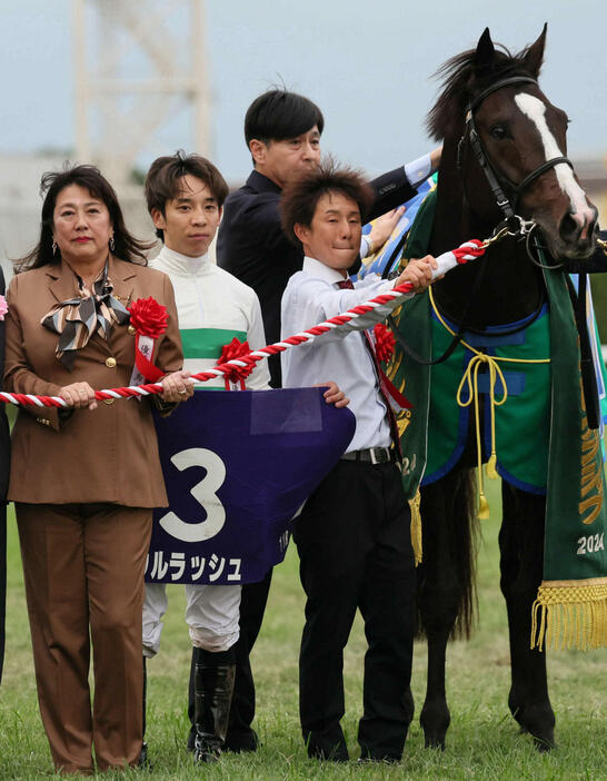 左から石川達絵オーナー、団野騎手、池江調教師らは口取りに納まる（撮影・宮崎幸一）