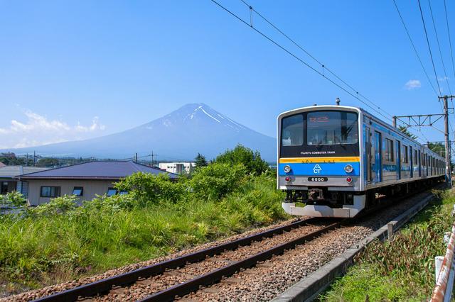 富士急行線の普通列車。後方に見えるのは富士山=富士急行提供