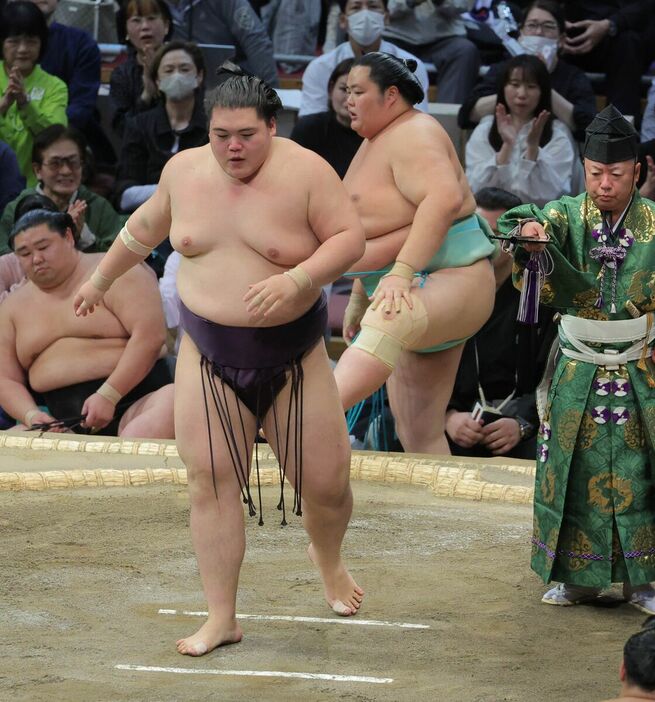 琴桜（右）押し出しで破った王鵬（カメラ・朝田　秀司）