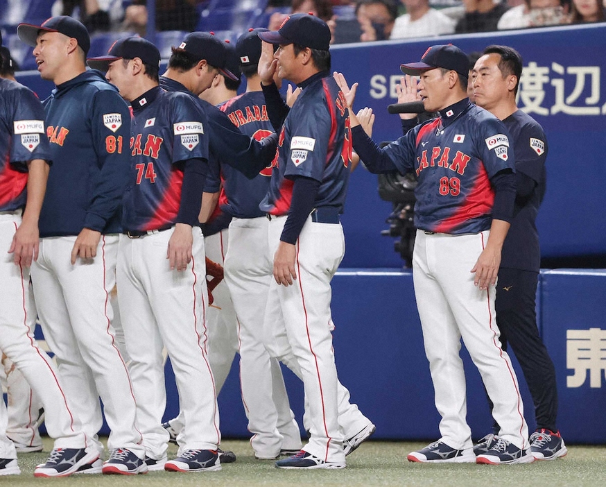 ＜チェコ・日本＞チェコに連勝を飾り、ナインを迎える井端監督（右）（撮影・椎名　航）