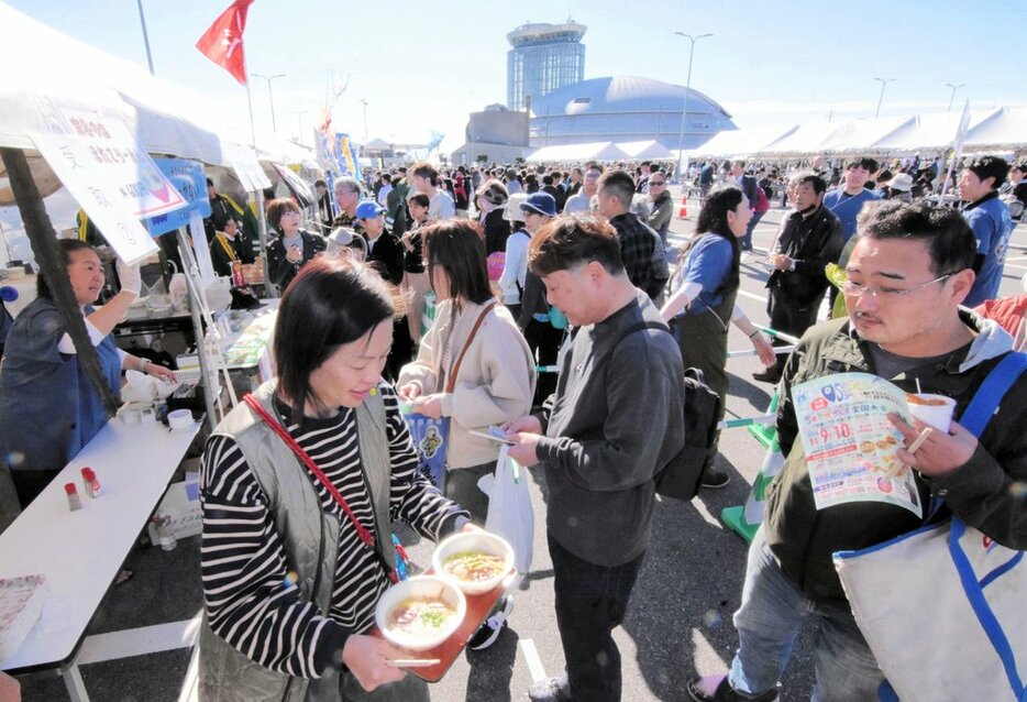 お目当てのグルメを買い求める来場者＝９日、境港市竹内団地