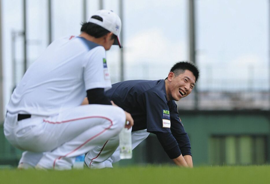 練習の合間に話をする野球日本代表の井上と戸郷（右）