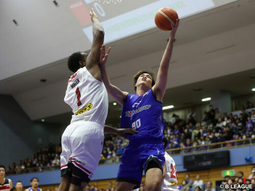 FE名古屋の山崎凜が放ったシュートをブロックする三遠のヤンテ・メイテン［写真］＝B.LEAGUE