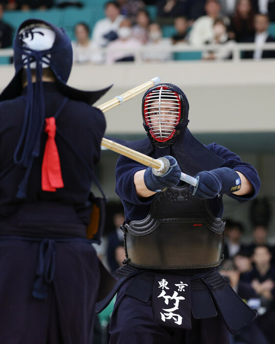 剣道の全日本選手権。男子の決勝で合屋龍錬士６段（左）を攻める竹ノ内佑也６段。１０大会ぶり２度目の優勝を遂げた＝３日、東京・日本武道館