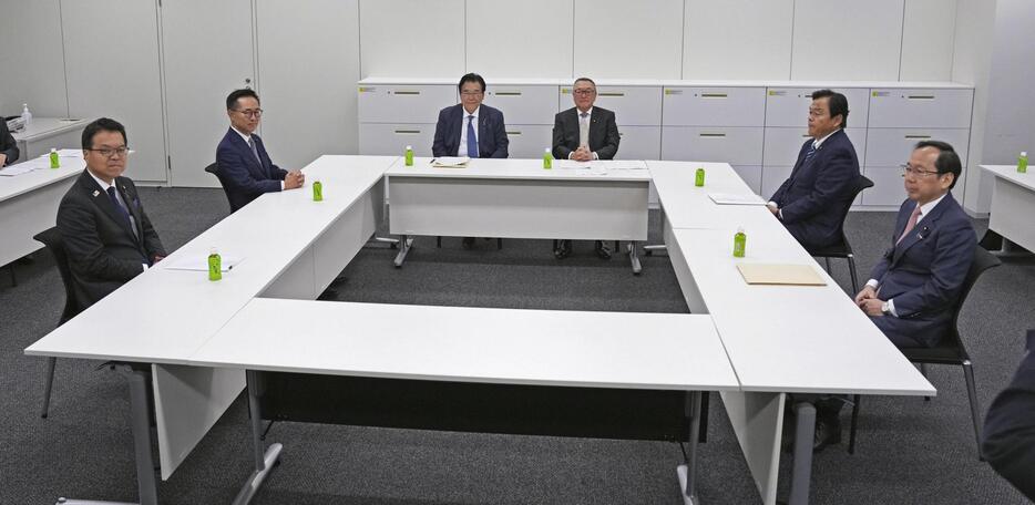 国会内で開かれた自民、公明、国民民主3党の税調幹部らによる協議＝28日午前、国会