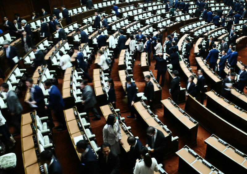 衆院本会議が散会し、議場を後にする議員ら＝国会内で2024年11月14日午後2時7分、平田明浩撮影