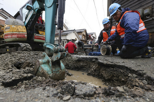 能登半島地震では配水管が破断するなどし、断水が長期間に及んだ（２月、石川県輪島市で）