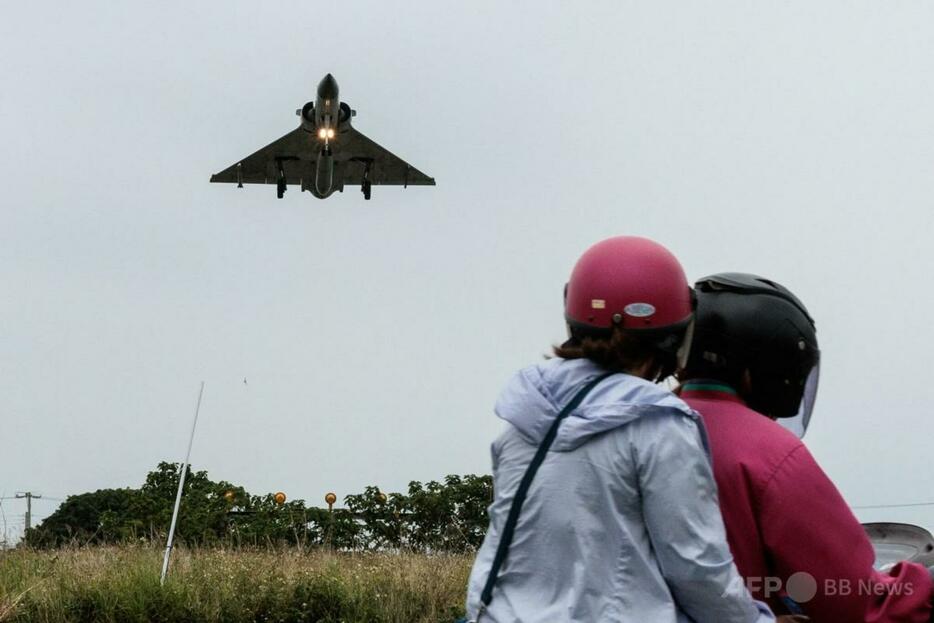 中国による台湾包囲軍事演習の後、台湾北部・新竹の空軍基地に着陸する台湾空軍の戦闘機ミラージュ2000（2024年5月23日撮影）。【翻訳編集】 AFPBB News