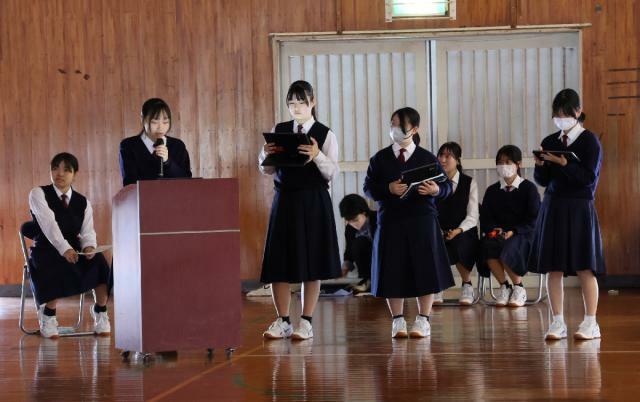 地域課題の調査・研究について発表する日南高生