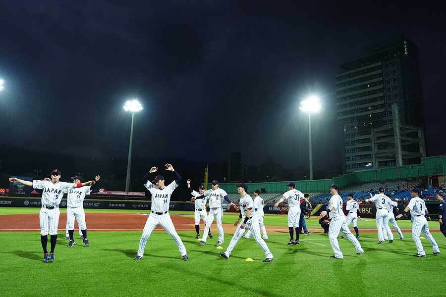 試合前にウォーイングアップを行う侍ジャパン【写真：小林靖】