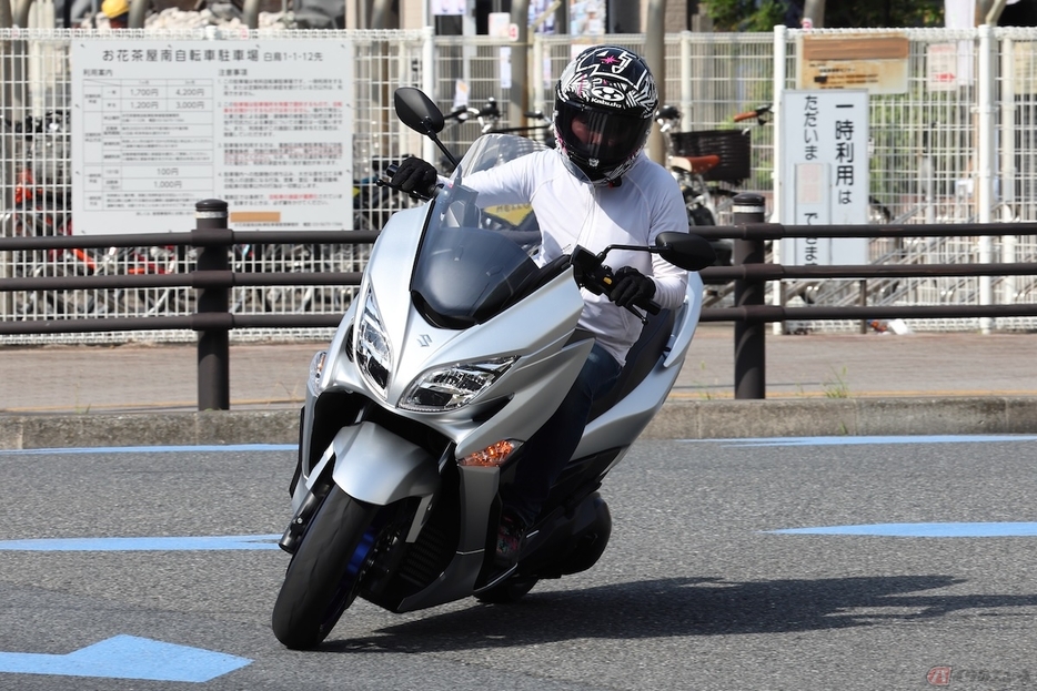 スズキの400㏄ラグジュアリービックスクーター「BURGMAN400 ABS」の走りを楽しむ筆者(先川知香)